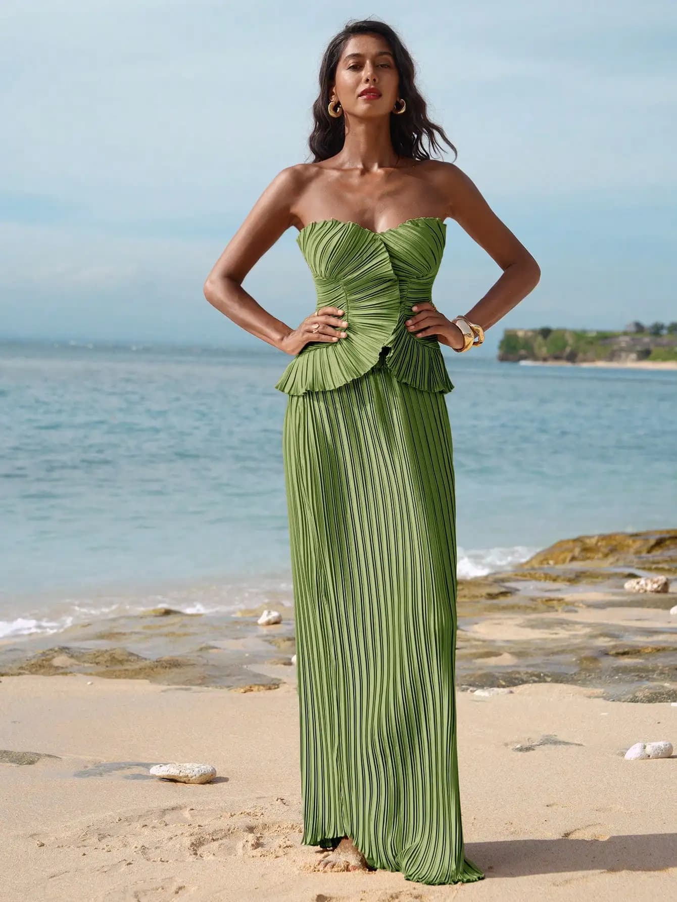 Abito lungo verde oliva plissettato senza spalline con vita a peplum e gonna a coda di pesce per la spiaggia