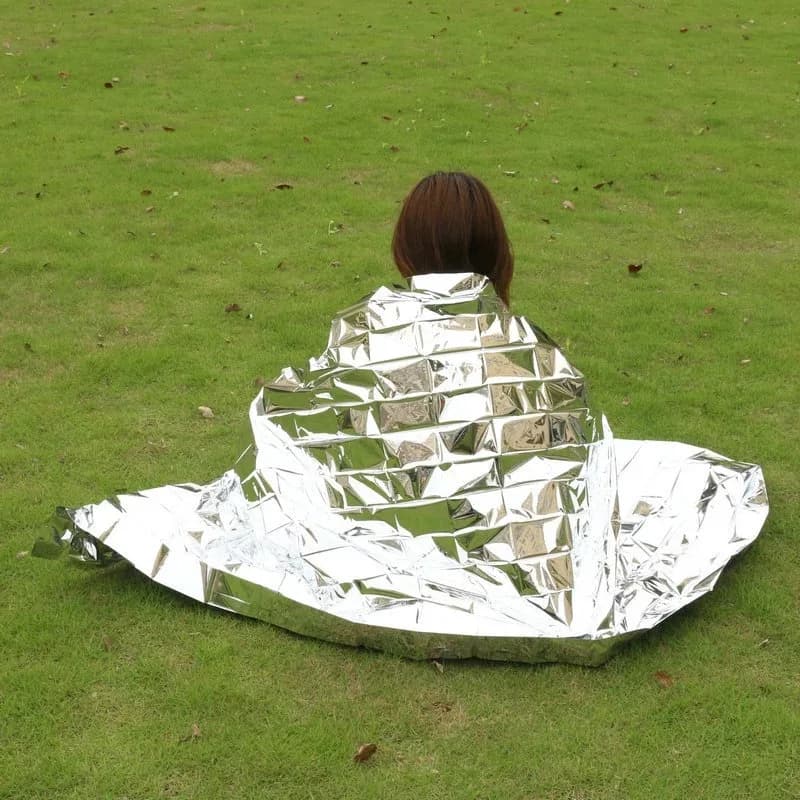 Coperta di Emergenza Argento, Riflettente Termico Oro-Argento, Compatta e Portatile, Isola il Calore Corporeo, Antipolvere e Resistente all'Umidità