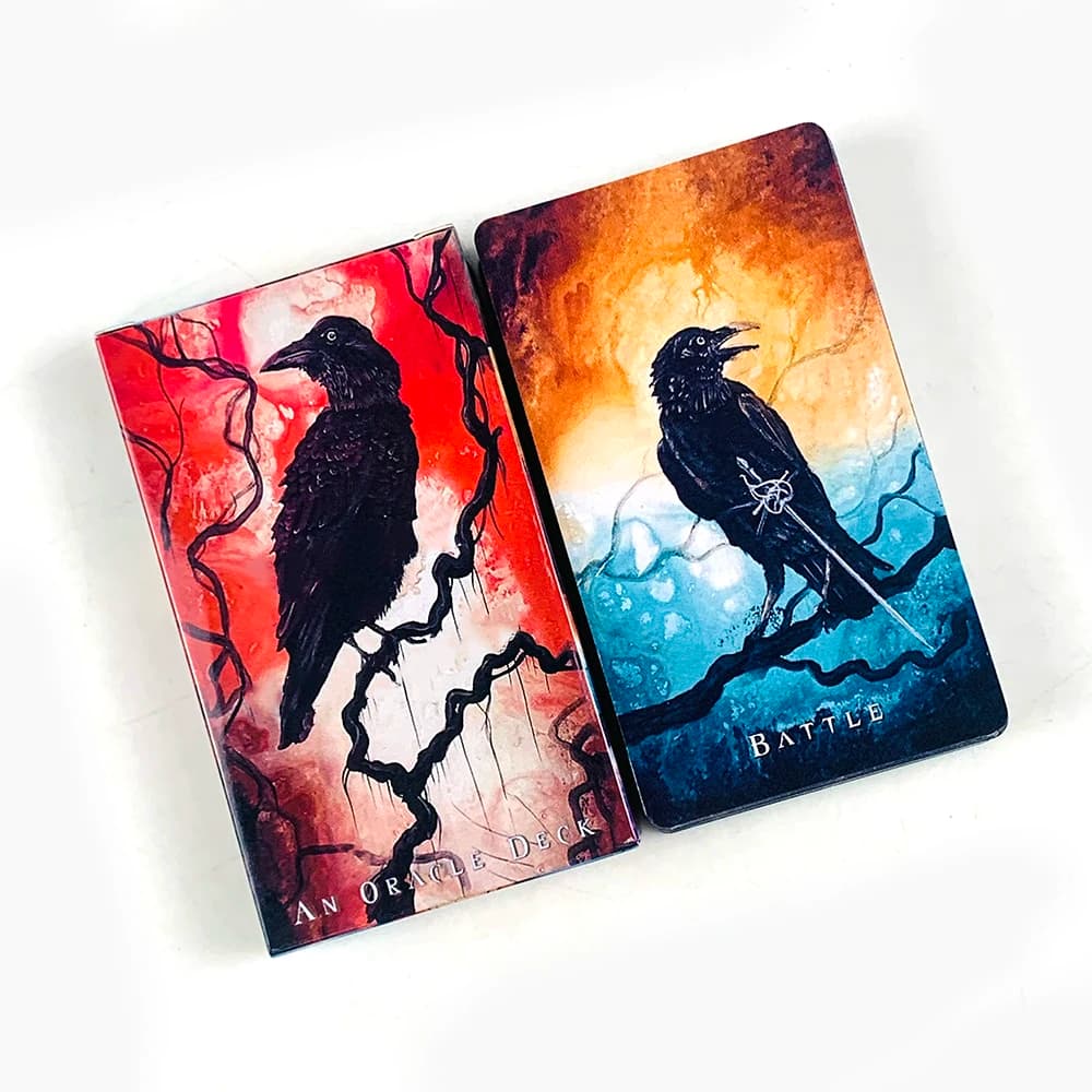 Squisito mazzo di carte Oracle da 53 carte con illustrazioni surreali e fantasy di corvi, perfetto per la divinazione e come regalo.