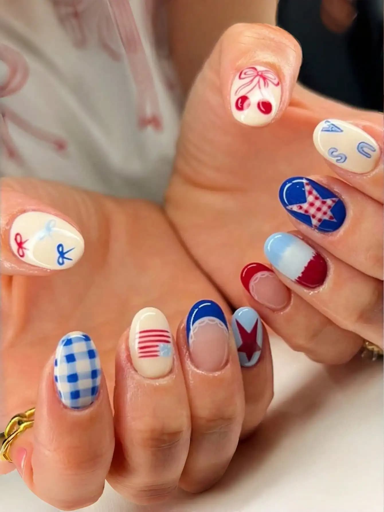 Set di 24 unghie finte patriottiche per il Giorno dell'Indipendenza, con fiocco, stella da cowboy western e motivi floreali con bandiera nazionale. Unghie artificiali riutilizzabili a forma ovale, adatte per nail art del Giorno dell'Indipendenza e del Memorial Day