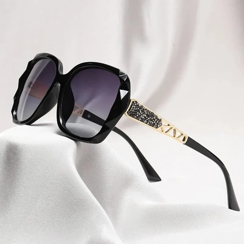 New TrendyLadies' Sunglasses with High Sense and Diamond-encrusted Sunglasses Protect against Ultraviolet Rays in Summer.