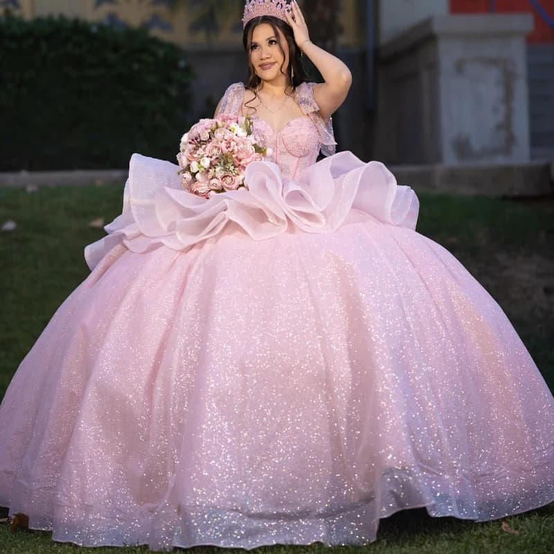 Abiti Quinceanera rosa lucido con spalle scoperte Perline Tull a strati Abito da ballo per feste di compleanno Abito dolce 16 Abiti 15 De Anos