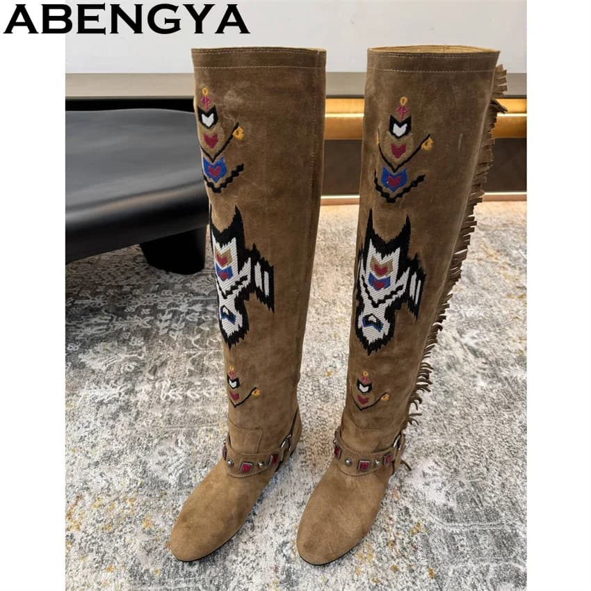 ABENGYA 2026 Inverno Nuovi Stivali Al Ginocchio Donne Pelle Scamosciata Nappe Ricamo Stivali Lunghi Piatti Classici Settimana della Moda Stivali Mujer