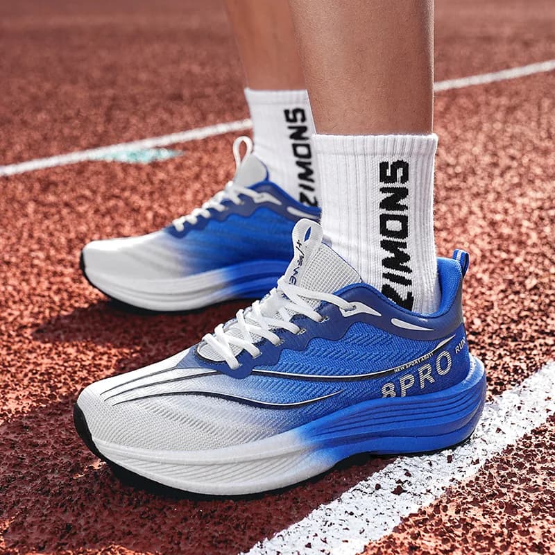 Scarpe sportive casual da uomo di scarpe da corsa traspiranti e comode che assorbono gli urti Scarpe sportive da trekking con piastra in carbonio per salto alto