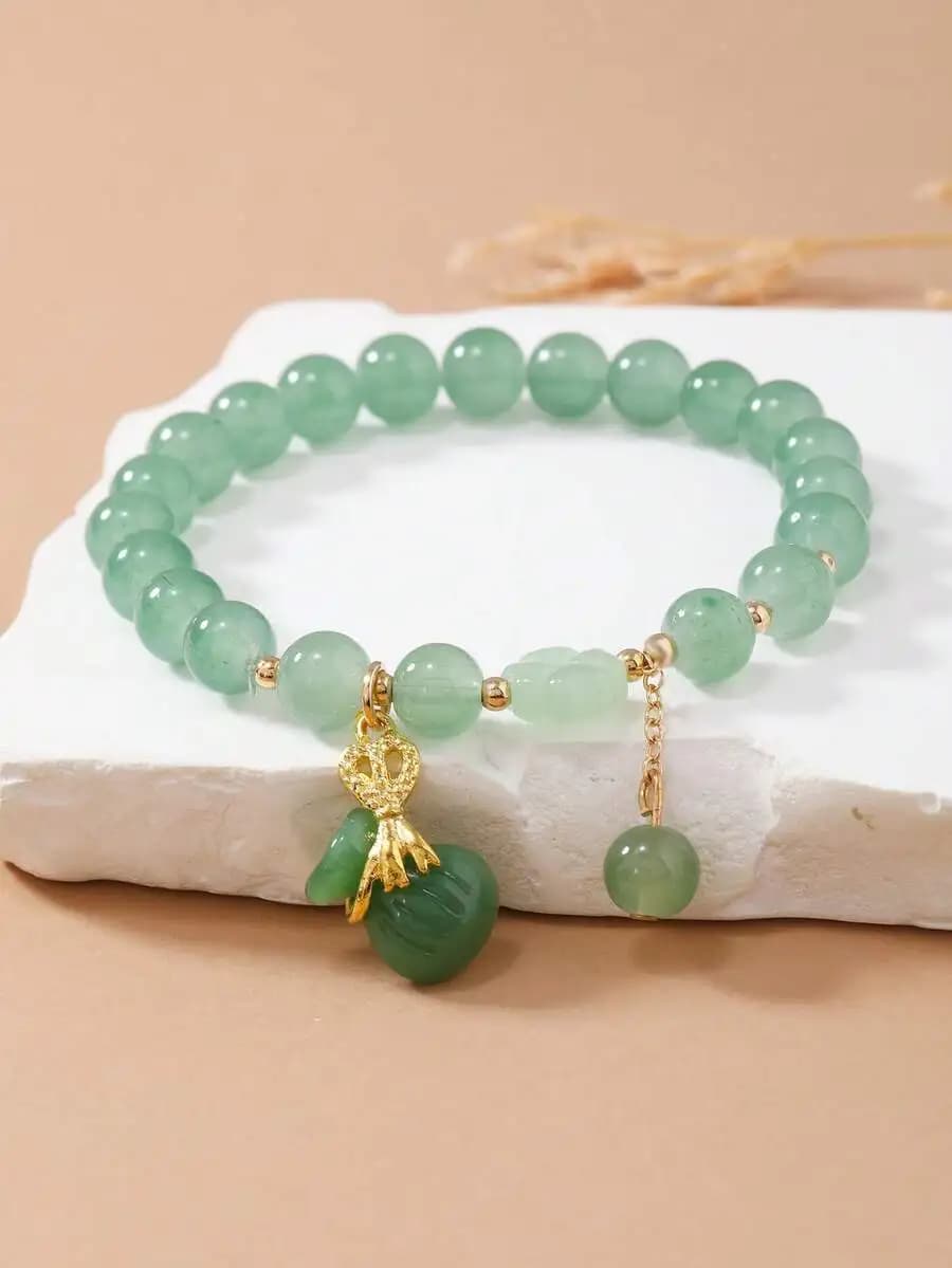 Bracciale con perline di giada verde e ciondolo a forma di fiocco color oro per donna