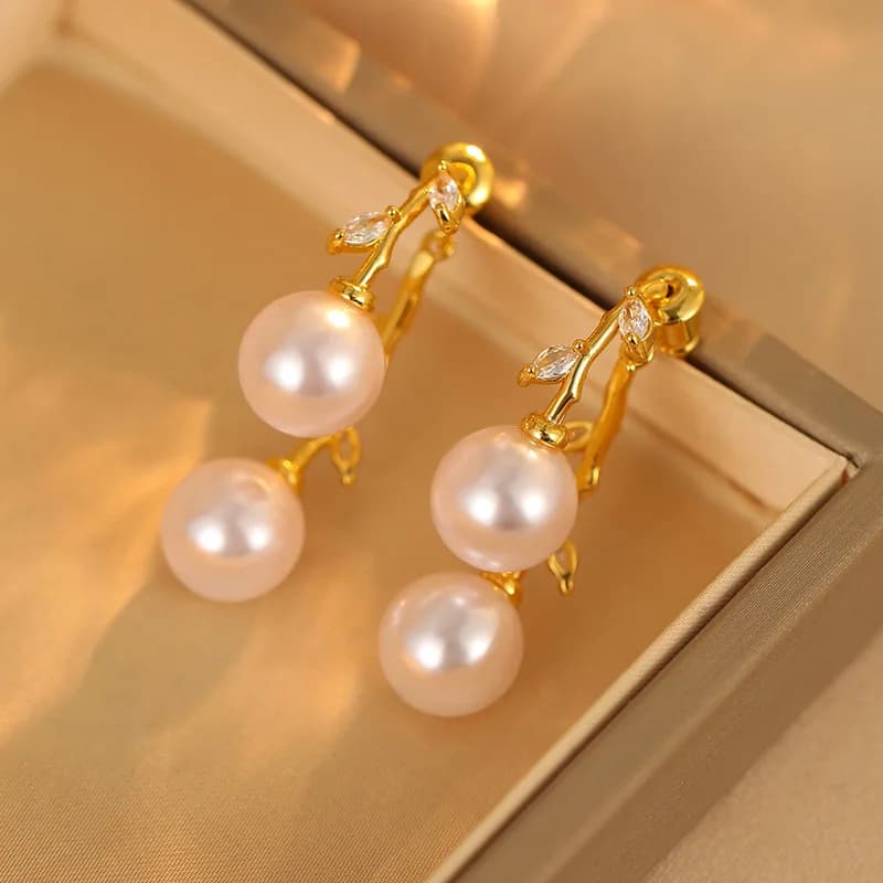 New style personalized pearl stud earrings - high-end, niche design, unique earrings, light luxury and fashionable jewelry.