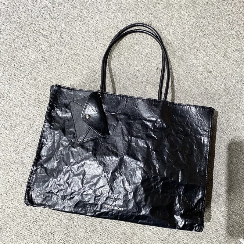 Women's casual Korean tote bags Kraft paper bag and luxury design coin holder 2025 New in armored shoulder with upper handle anti-wrinkle