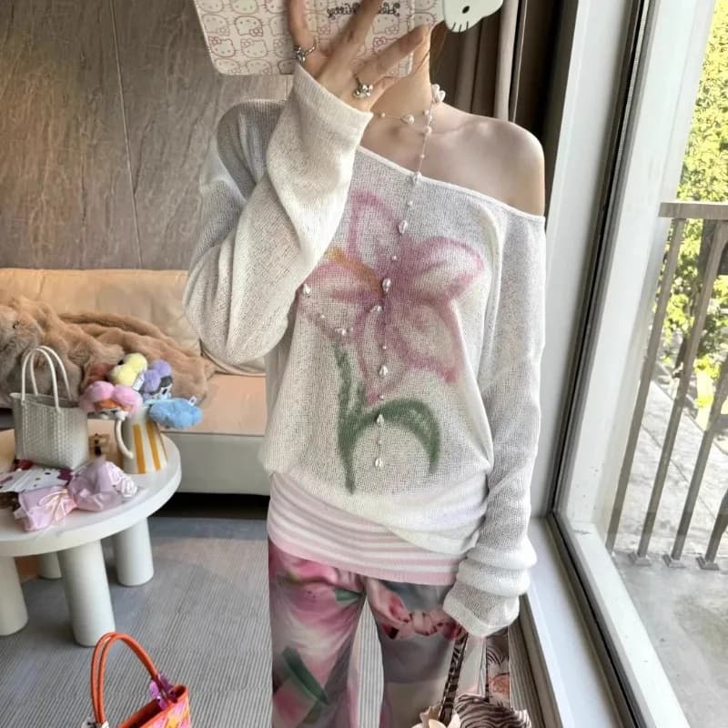 T-shirt a maniche lunghe casual allentata senza spalline con colletto obliquo Donna 2025 Autunno Nuovo coreano Stampa floreale Top asimmetrico in maglia sottile