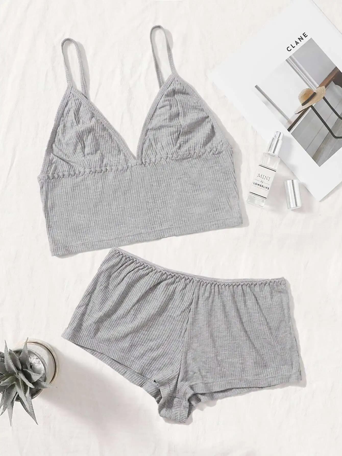 Set di lingerie con reggiseno a triangolo a coste grigio e pantaloncini per abbigliamento casual