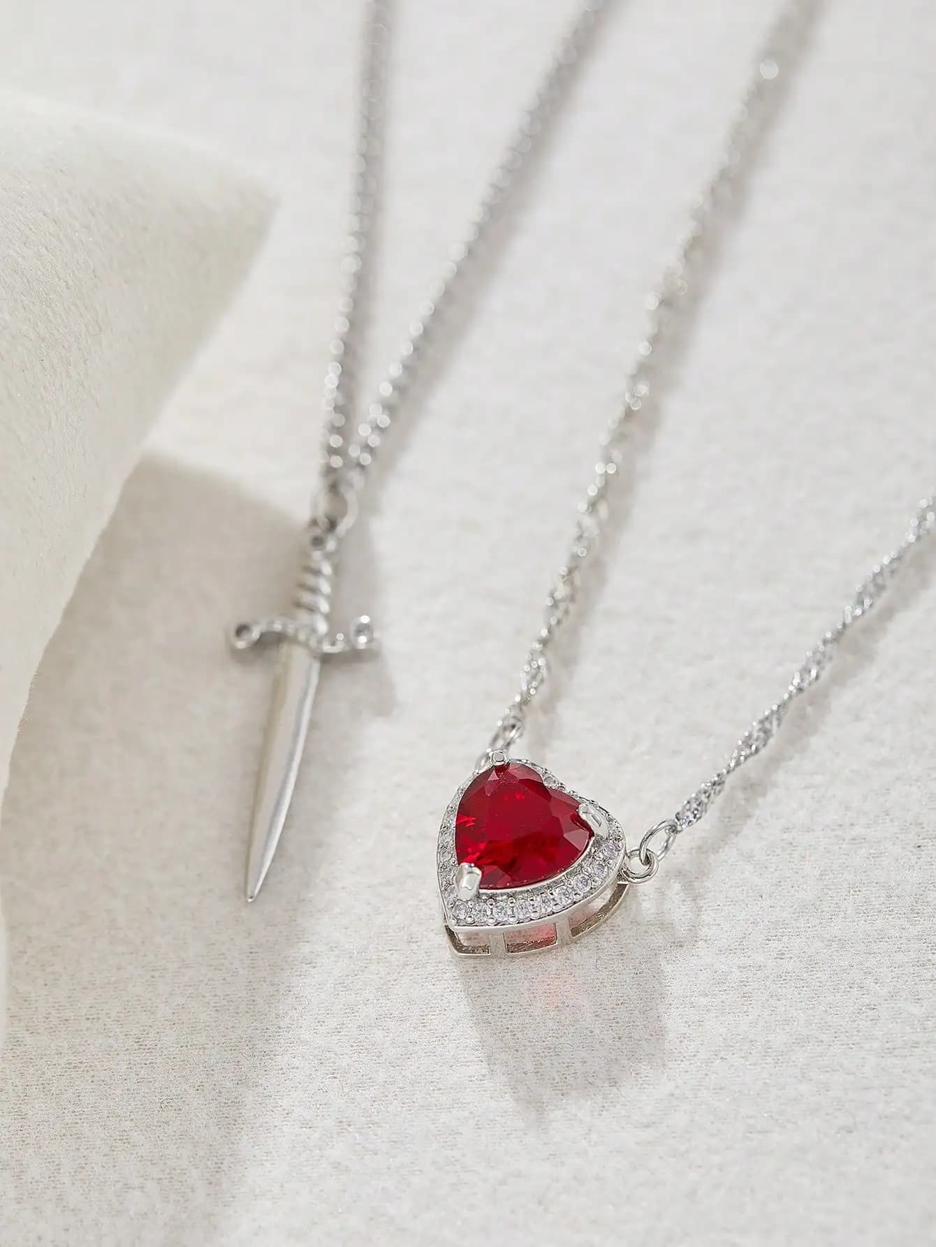 Collana a strati gotica punk con cuore e pugnale per coppia, gioiello con ciondolo in strass rosso