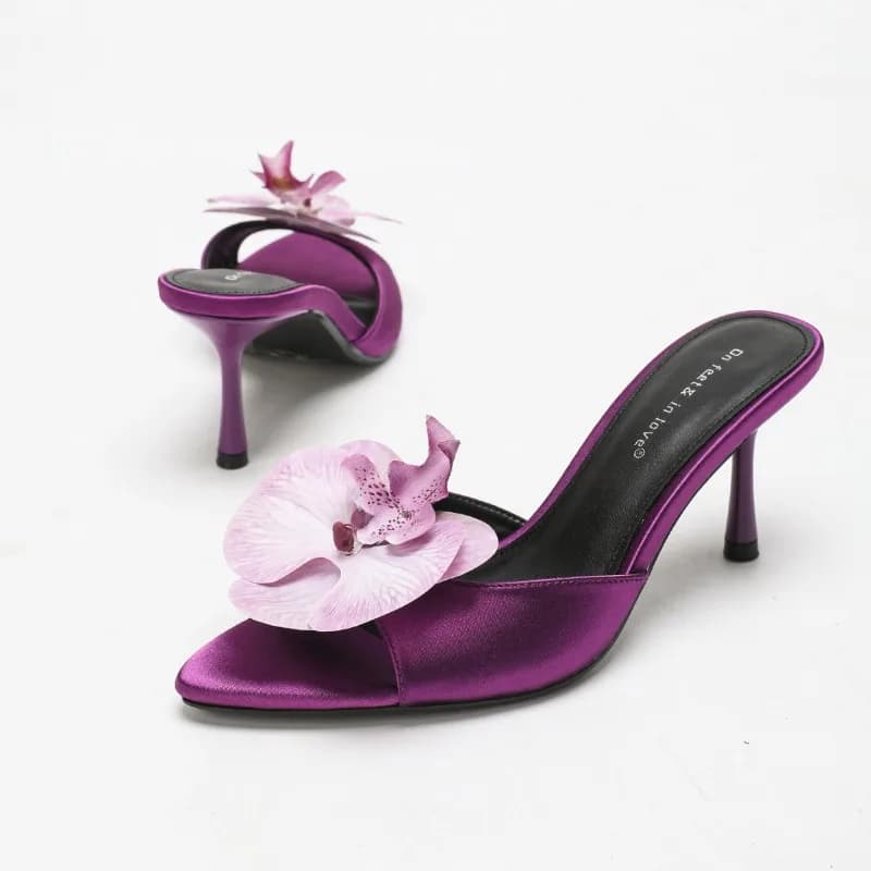 Pantofole con tacco di lusso in raso con decorazione floreale per donna Peep Toe 2026 Nuove diapositive da donna Sandali firmati da vacanza graziosi femminili