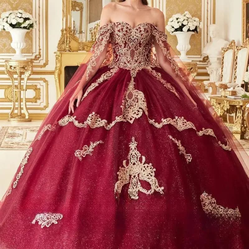 Abiti Quinceanera rossi lucidi personalizzati Decalcomania in pizzo con perline Mantello staccabile Tull Gonna a strati in pizzo Abiti da 15 Anos 24