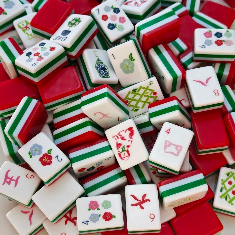 OMHJGO Set Mahjong Americano Rosso a Quattro Strati in Acrilico, 160 Tessere Mahjong Incise, Gioco da Tavolo Portatile da Viaggio per Regali per Feste in Famiglia
