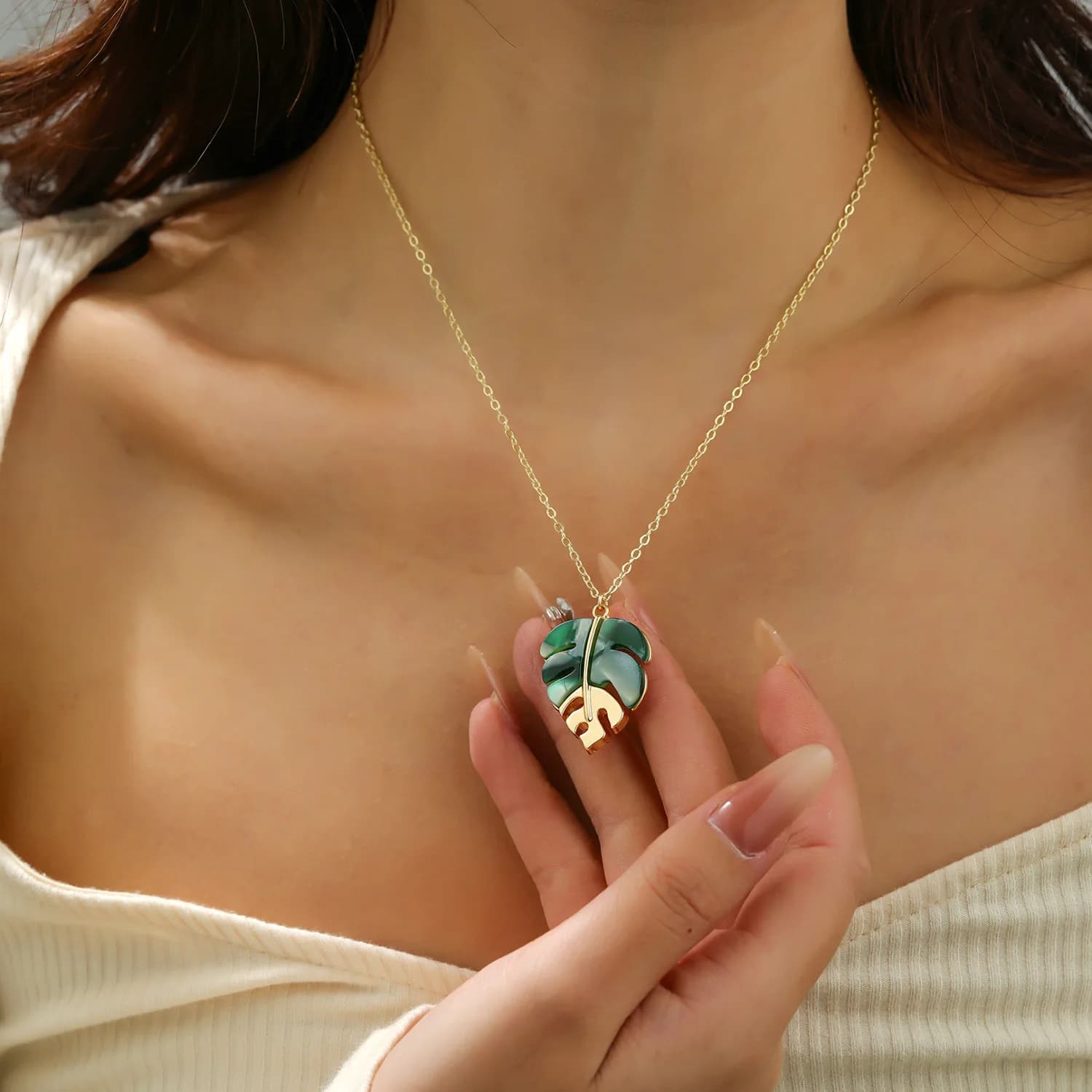 1Pcs New Monstera Leaf Pendant Collar Necklace Fashionable Vacation Style Designer Resin Choker Exquisite Necklace for Women