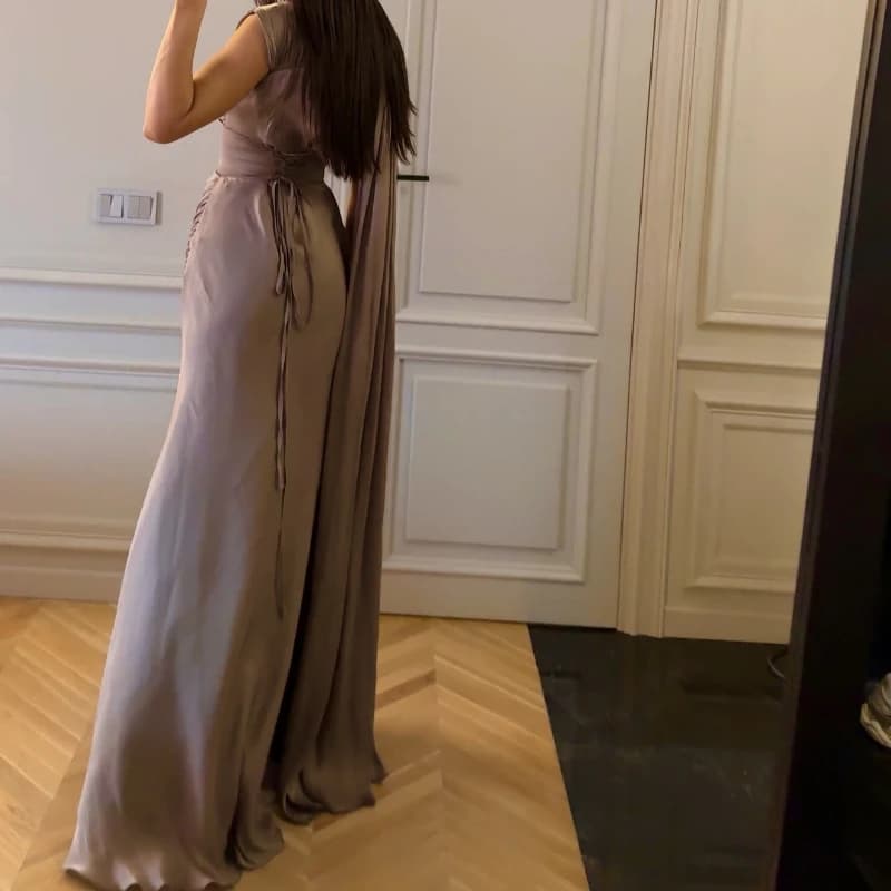 Abito da sera in raso con nastro piegato Abito lungo da donna elegante