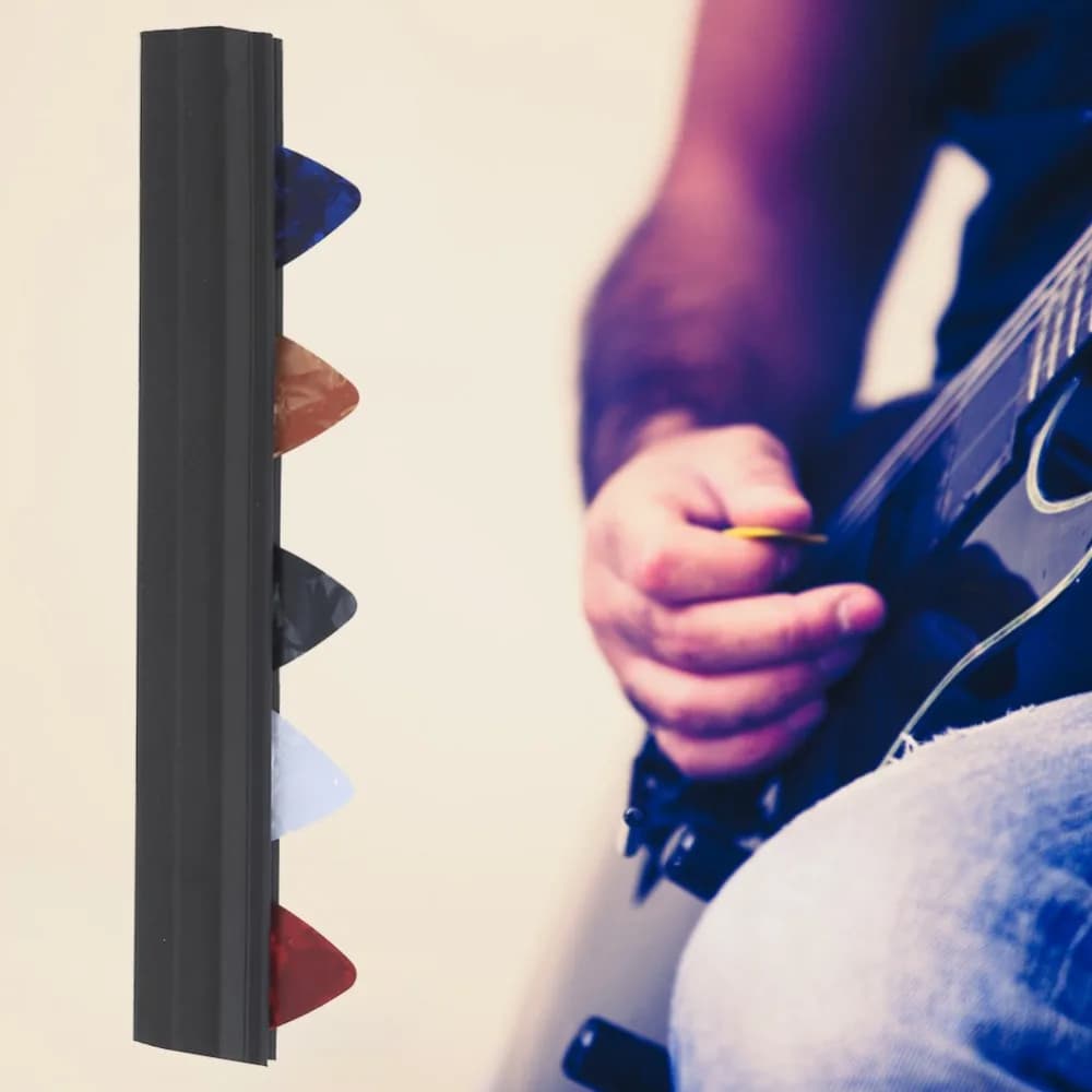 Gomma Nera ​ ​ Porta Plettri per Chitarra ​ ​ Morsetto di Fissaggio a Clip per una Presa Sicura ​ ​ Clip per plettri da chitarra ​ ​ Set di 5 Plettri ​ Facile da installare