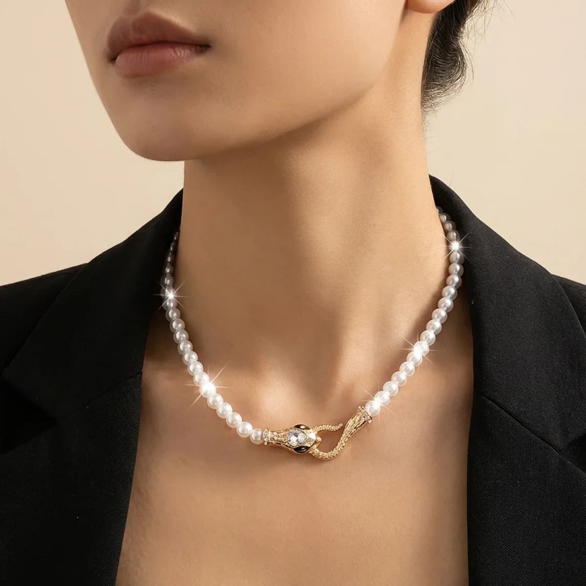 Nuova collana girocollo da donna con strass e perle, design di nicchia alla moda, catena a serpente per la clavicola