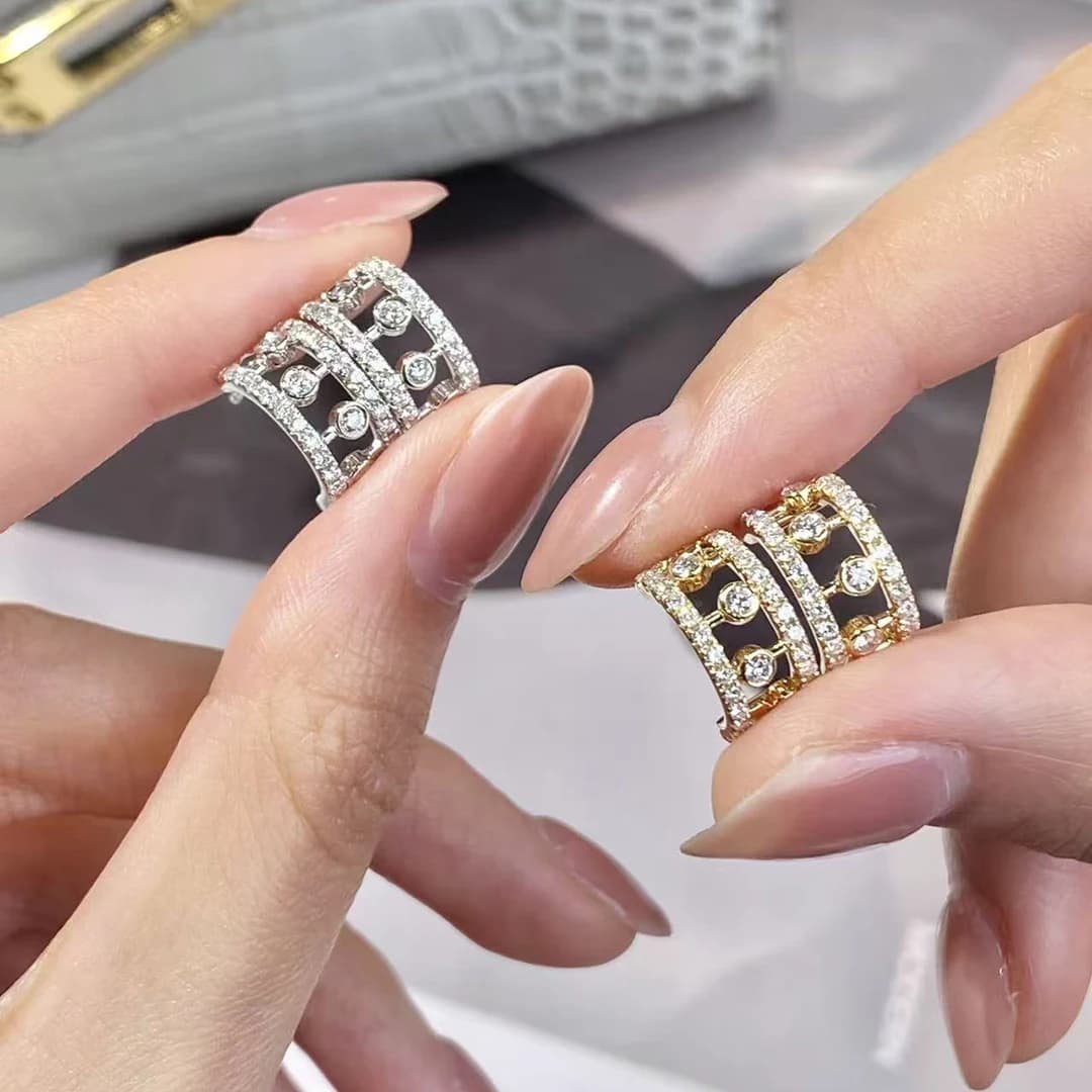 Orecchini classici da donna in argento 925 disponibili in diverse opzioni con design traforato a diamante.
