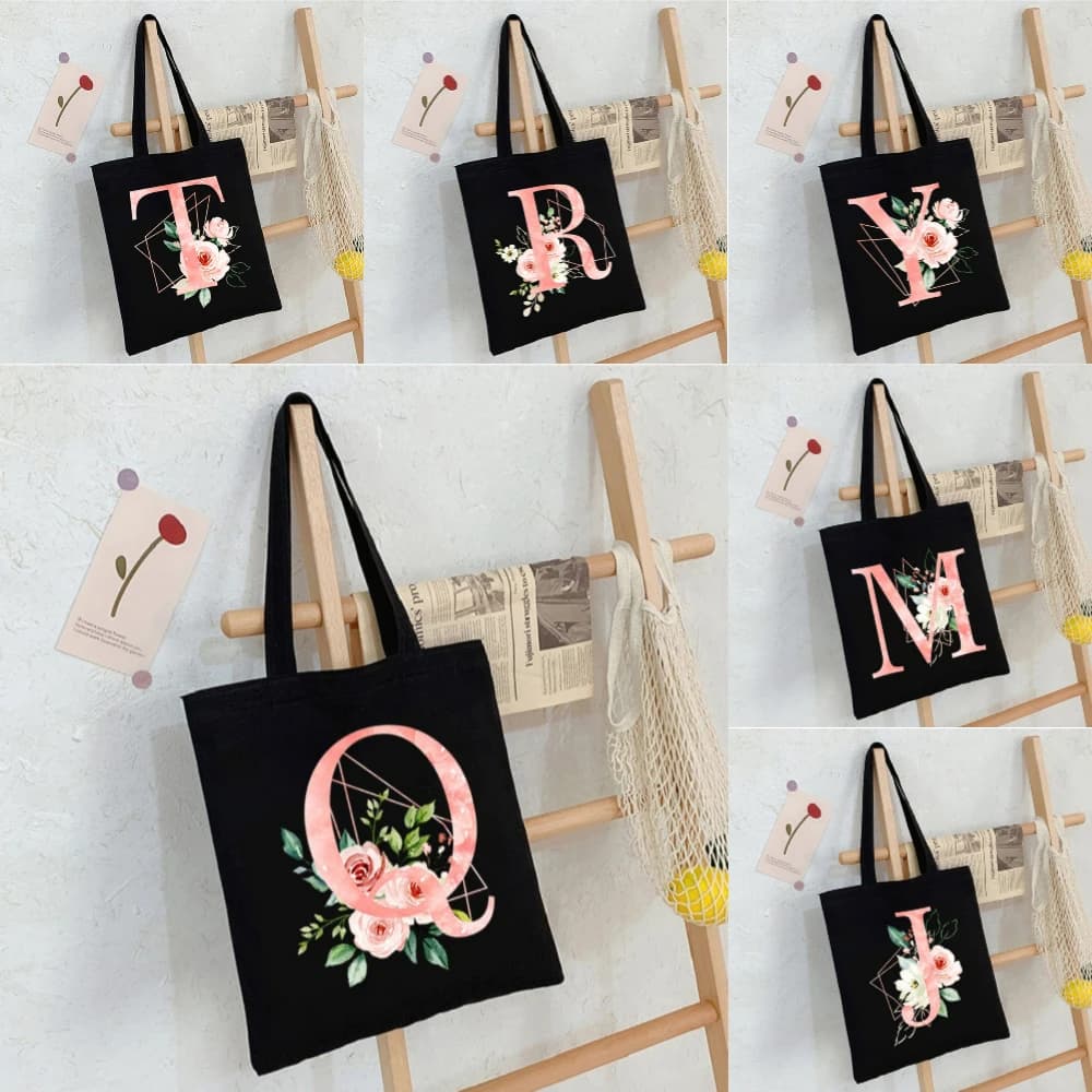 Borsa tote in tela con monogramma floreale, borsa a tracolla riutilizzabile con stampa di lettere e fiori rosa, borsa estetica per damigella d'onore, regalo