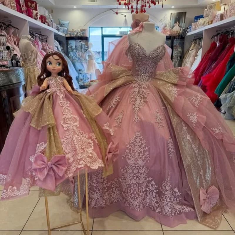 Abito Quinceanera rosa lucido con spalle scoperte glitter di cristallo Decalcomania Coda lunga Fiocco grande Abiti da 15 Quinceanera Personalizza