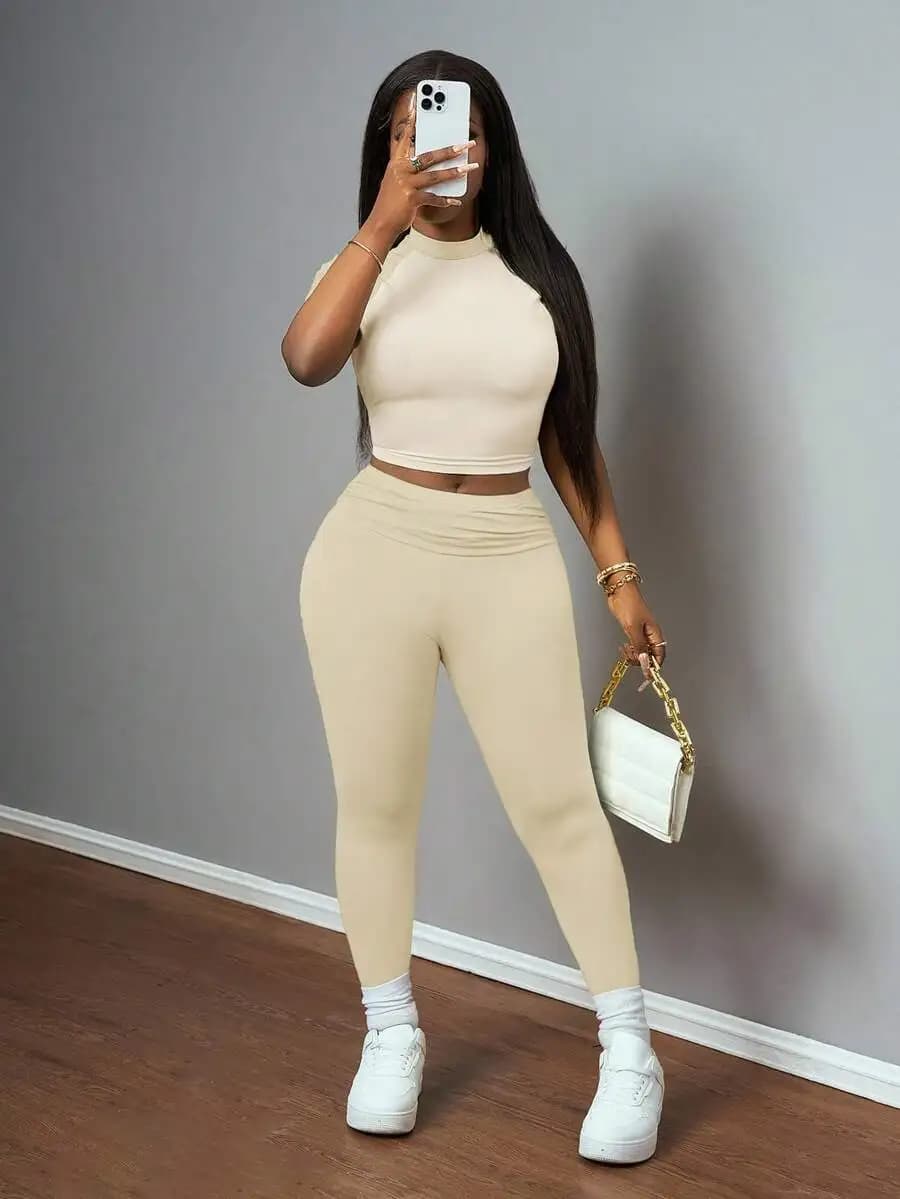 Set due pezzi con top corto beige arricciato e leggings a vita alta per occasioni casual, festival, relax, streetwear, viaggi, uso quotidiano