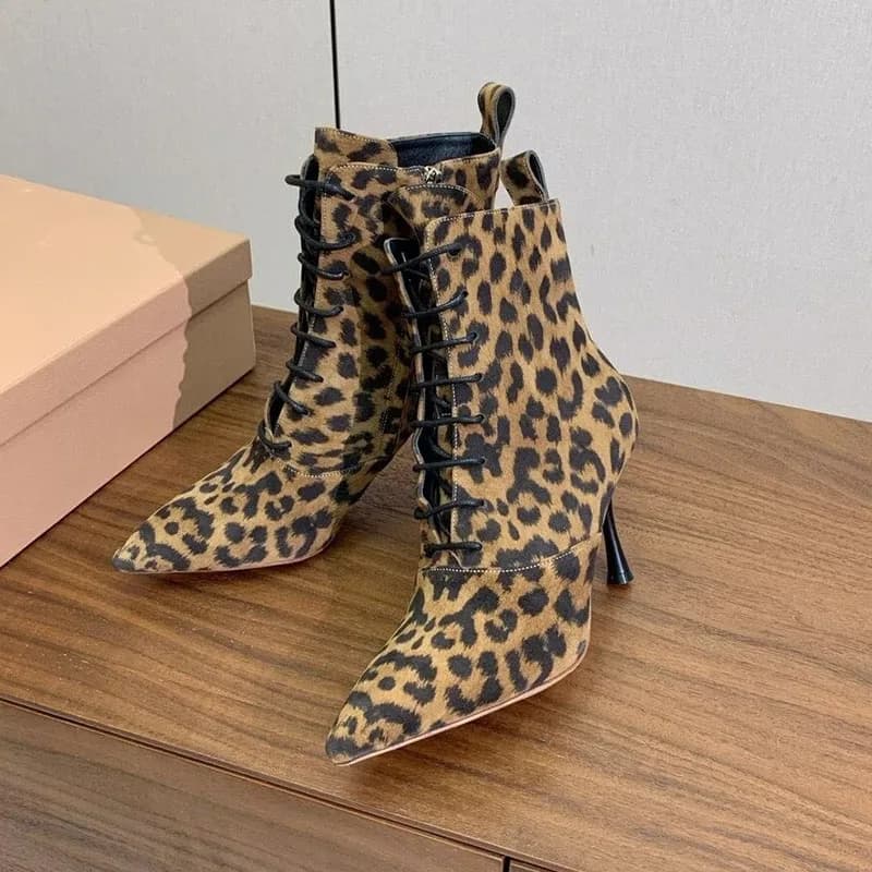 Nuovi stivali Chelsea Punta a punta Stampa leopardata Versatili Botas corti Primavera Autunno Stivali da passerella sexy con lacci da donna