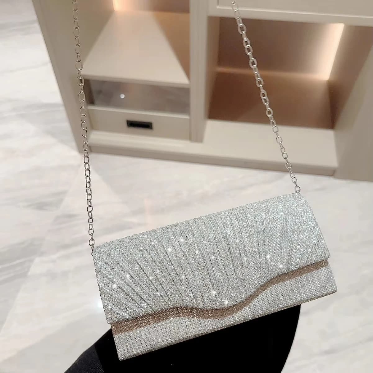 Elegant Silver Pochette Glittered by Woman, Fashionable Evening Bag with Shoulder Chain for Weddings and Celebrations