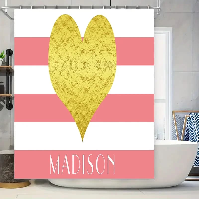 Tenda da doccia decorativa con stampa di nomi personalizzati per l'arredamento del bagno delle ragazze, motivo a cuore in stile Madison a strisce rosa e dorate.