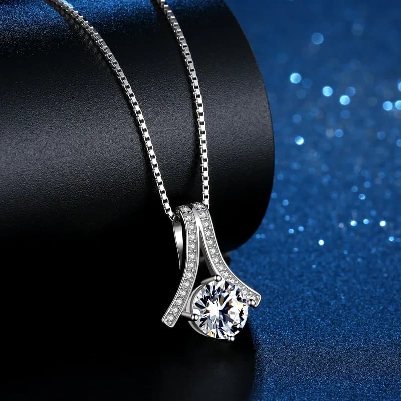 Collana Chevron Ciondolo 2CT Moissanite da donna PT950 Platino - Ciondolo di lusso, lucentezza a strati, per riunioni d'affari