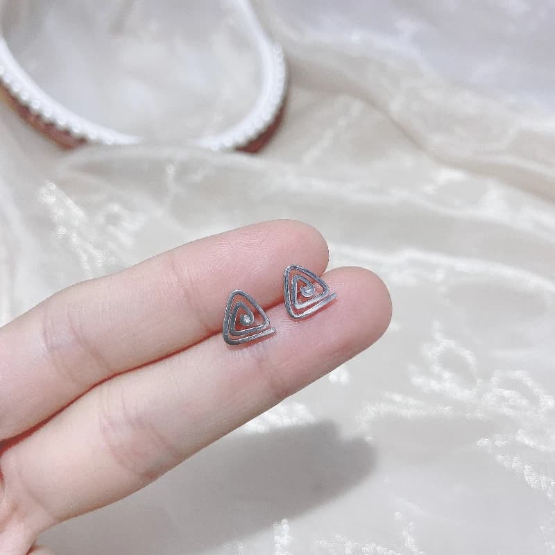 Orecchini a bottone in argento 925 Elegante design a spirale triangolare Semplice ed elegante gioielli in stile coreano per le donne