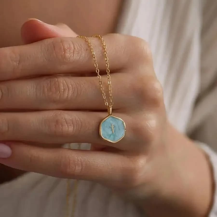 Collana con Ciondolo Dorato e Charm a Croce in Smalto Turchese, Catena Delicata per Uso Quotidiano