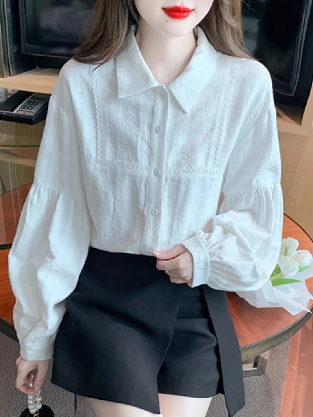 Camicia Bianca a Maniche Lunghe con Colletto a Bambola e Maniche a Lanterna, Nuova Collezione Autunnale da Donna, Top Versatile e Alla Moda con Bottone Singolo, Tocco di Finitura Raffinato