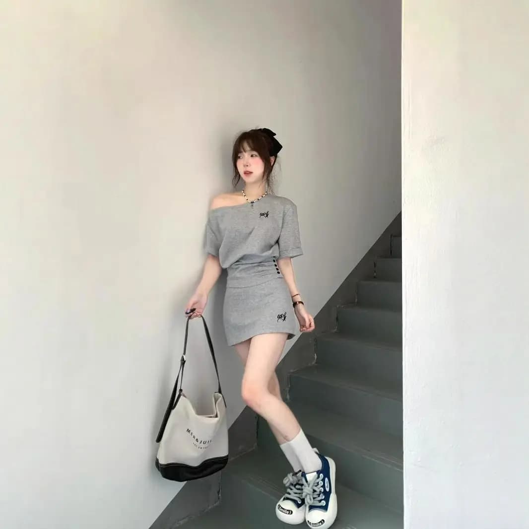 Completo estivo coreano casual sportivo: vestito corto a maniche corte e top a spalle scoperte a vita alta, effetto snellente