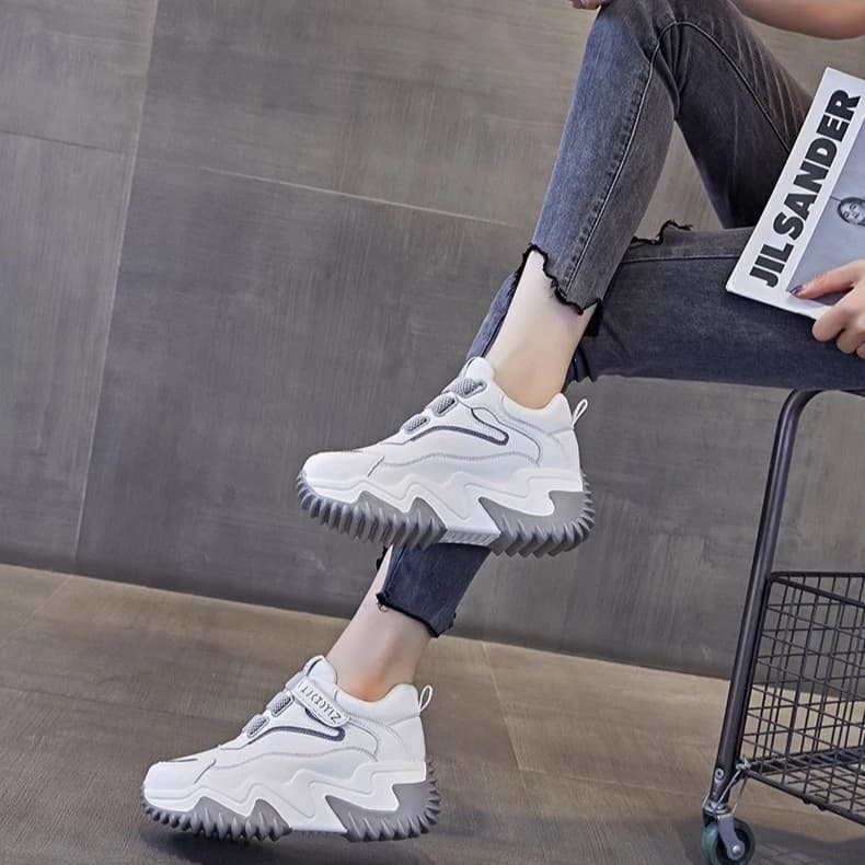 Nuove sneakers da donna con superficie in rete traspirante, platform e suola spessa con chiusura a strappo.