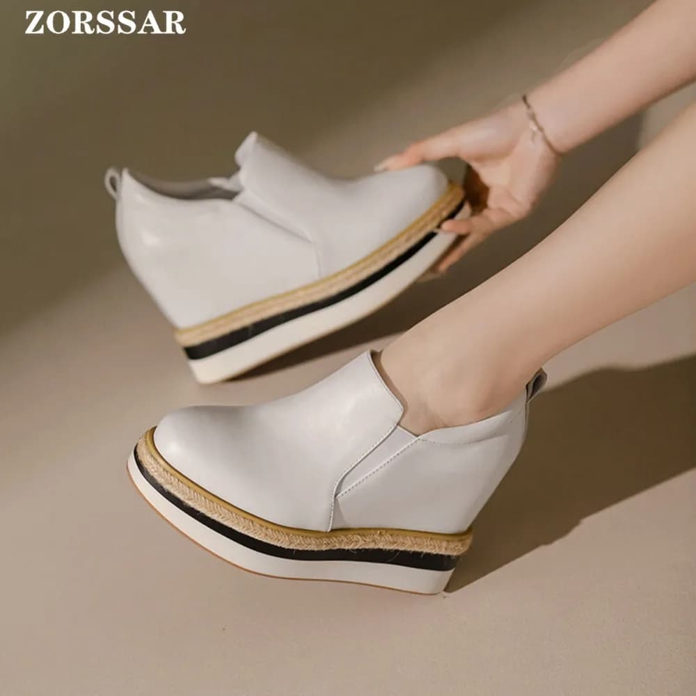 Sneaker da donna con zeppa con plateau in vera pelle da 12 cm Tacchi nascosti Casual traspirante Altezza crescente Scarpe vulcanizzate bianche 2024