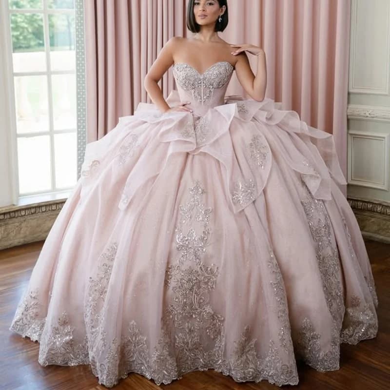 Abito Quinceanera rosa chiaro Fiore glitterato di cristallo Decal Stratificazione di pizzo Coda lunga Fiocco Abiti da 15 Quinceanera Personalizza