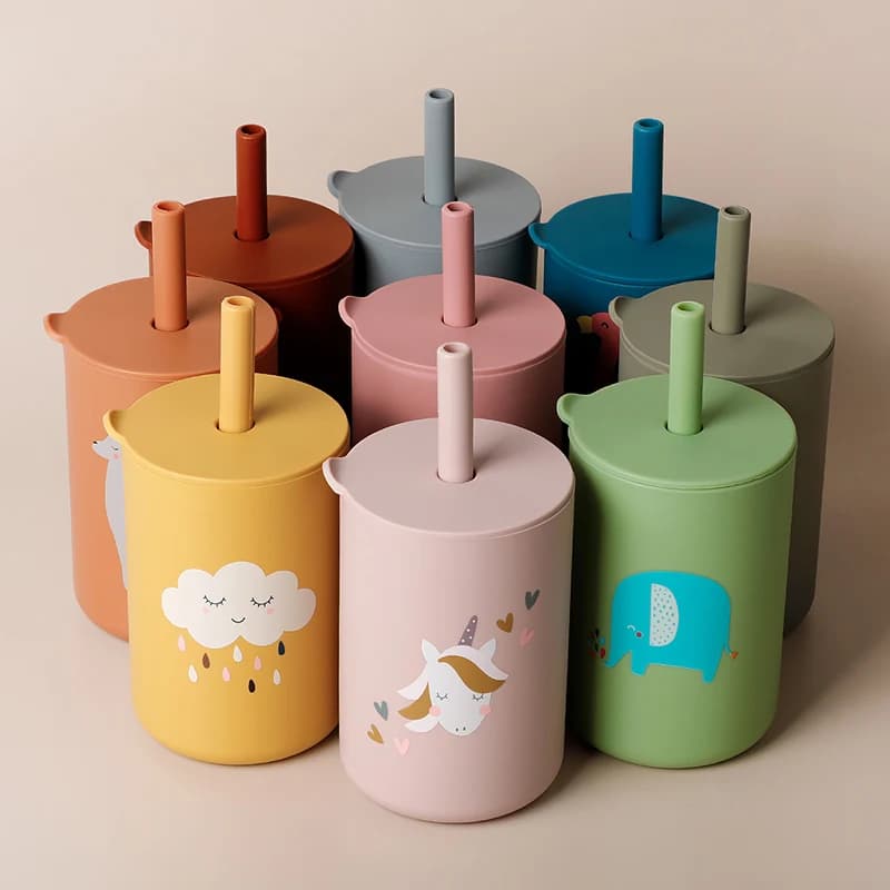 1 Pezzo Bicchiere con Cannuccia per Bambini, Tazza per l'Apprendimento con Disegni Cartoon, Bottiglia d'Acqua per Bambini in Silicone di Grado Alimentare, Stoviglie