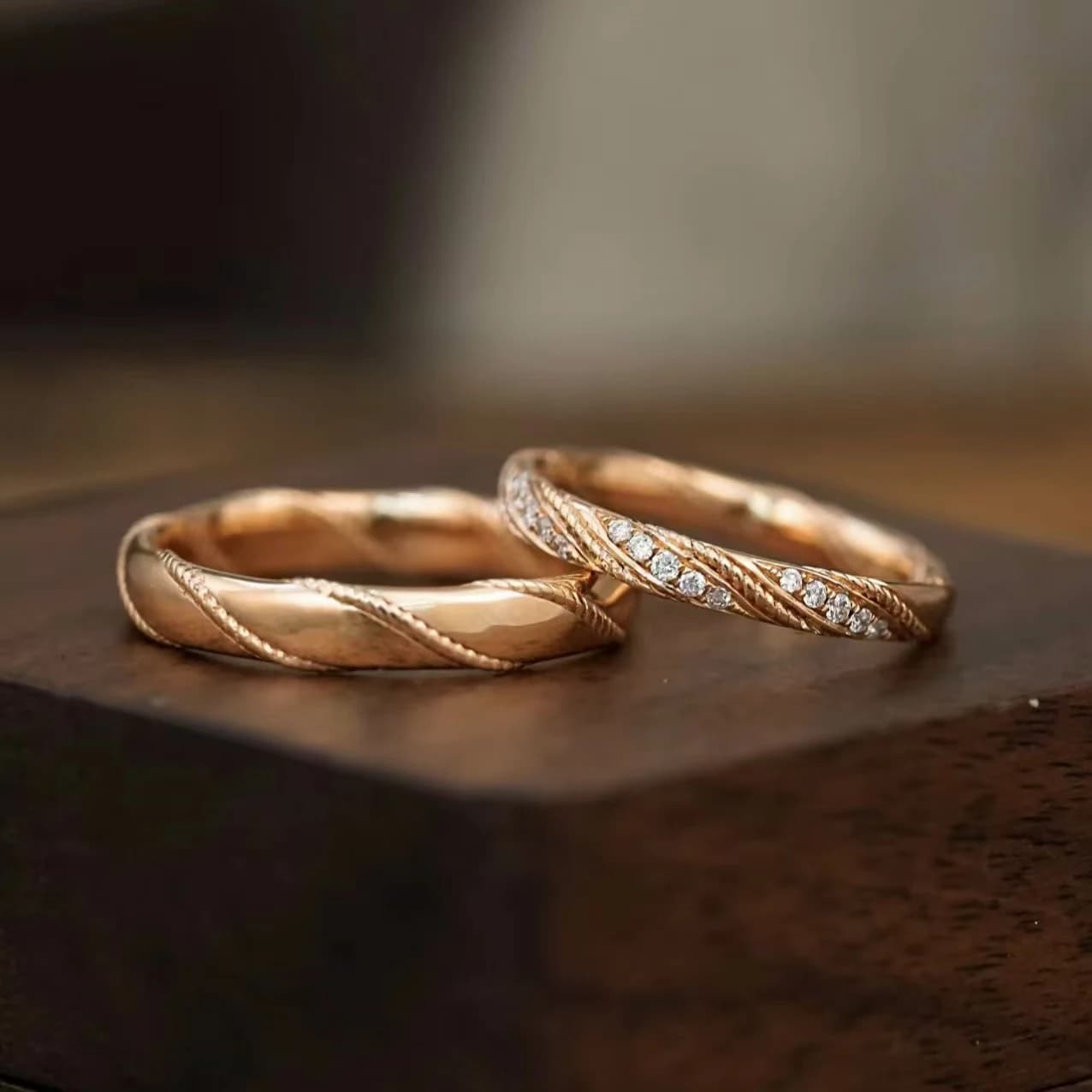 Anelli per coppia in oro 18K/14K/9K con finitura satinata intrecciata artigianale di design, eleganti fedi nuziali/fidanzamento per lui e lei