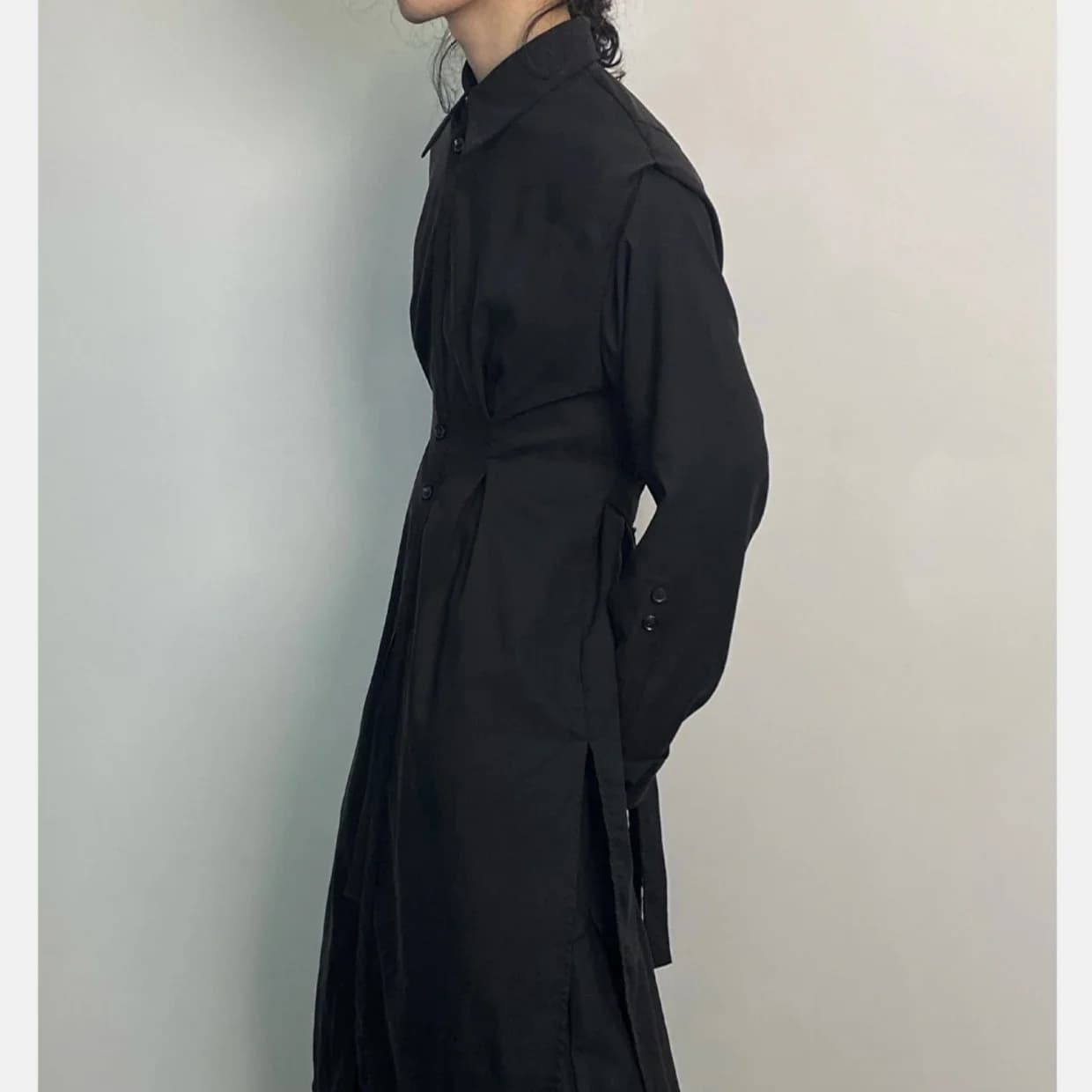 Trench gotico Y2K da uomo Dark Academia Streetwear Abito camicia lunga Orlo asimmetrico Capispalla stile punk con cintura