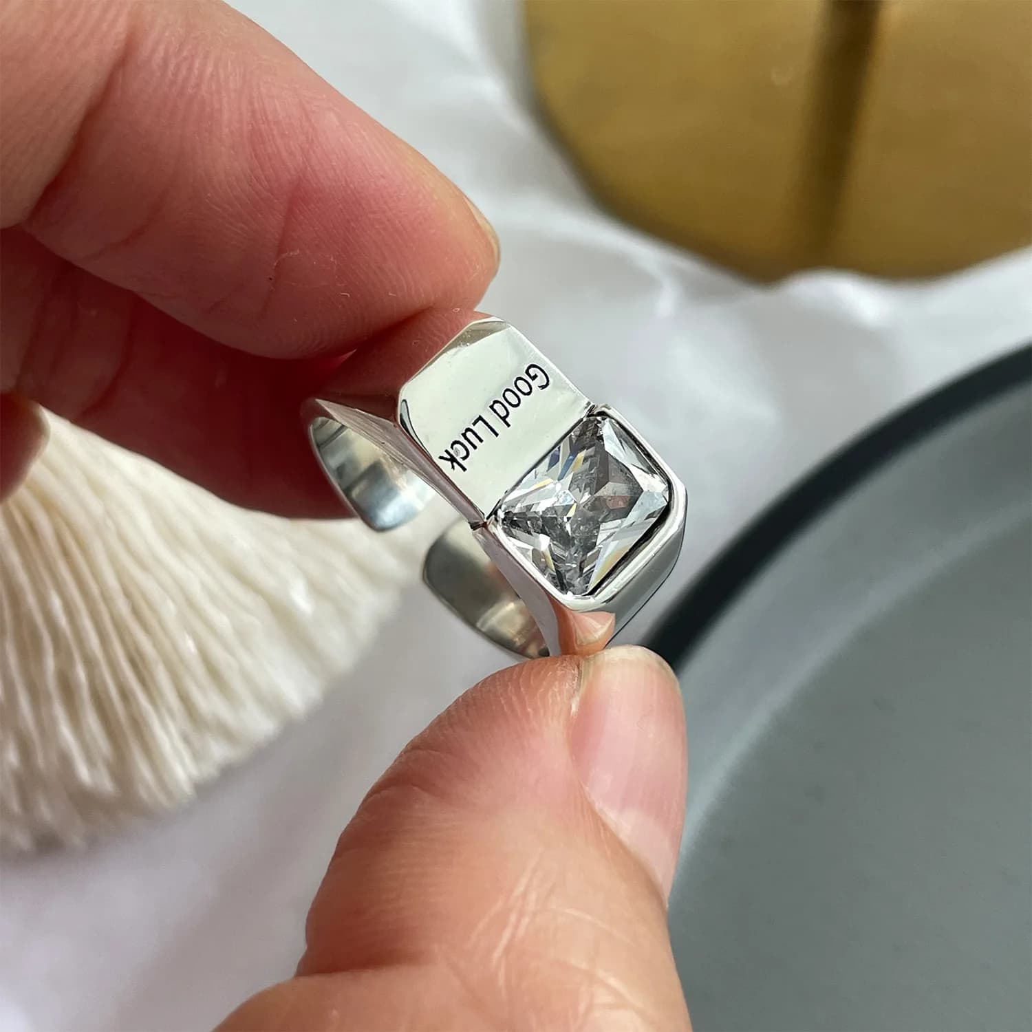 Anello in argento sterling con zircone portafortuna, design di nicchia da donna, stile lusso leggero, alla moda, individuale, stile freddo.
