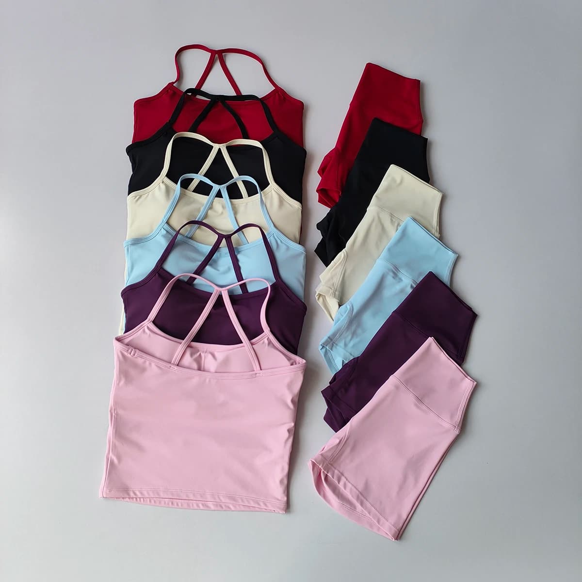 Set Sportivo con Top a Bretelle Lunghe, Reggiseno Sportivo Senza Cuciture e Senza Schienale, Top Canotta, Leggings Modellanti e Pantaloncini da Palestra
