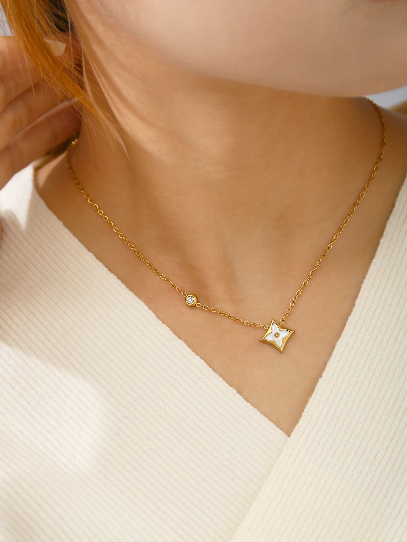 Moda squisita luce di lusso in acciaio inossidabile con diamanti conchiglia bianca rombo quadrifoglio collana con pendente da donna