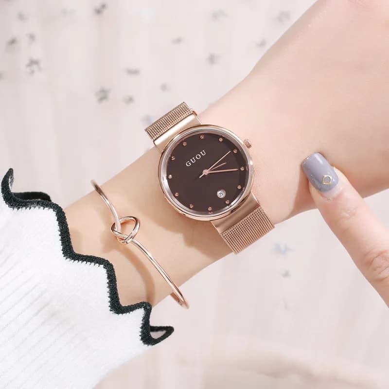 Nuovo orologio da donna elegante e alla moda con cinturino in acciaio inossidabile Design semplice e quadrante tempestato di diamanti. Un regalo perfetto per le donne.