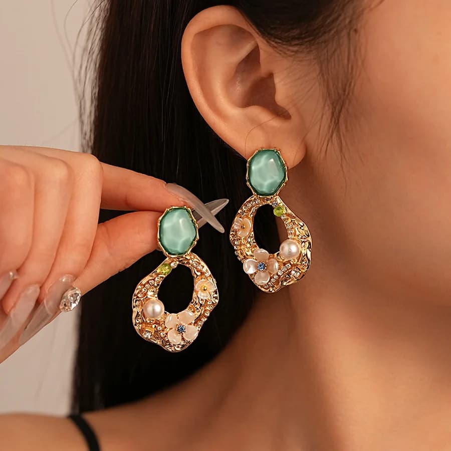 Vintage sparkling acrylic with diamonds, flower geometric silver needle stud earrings, high-end sense niche temperament earrings for women