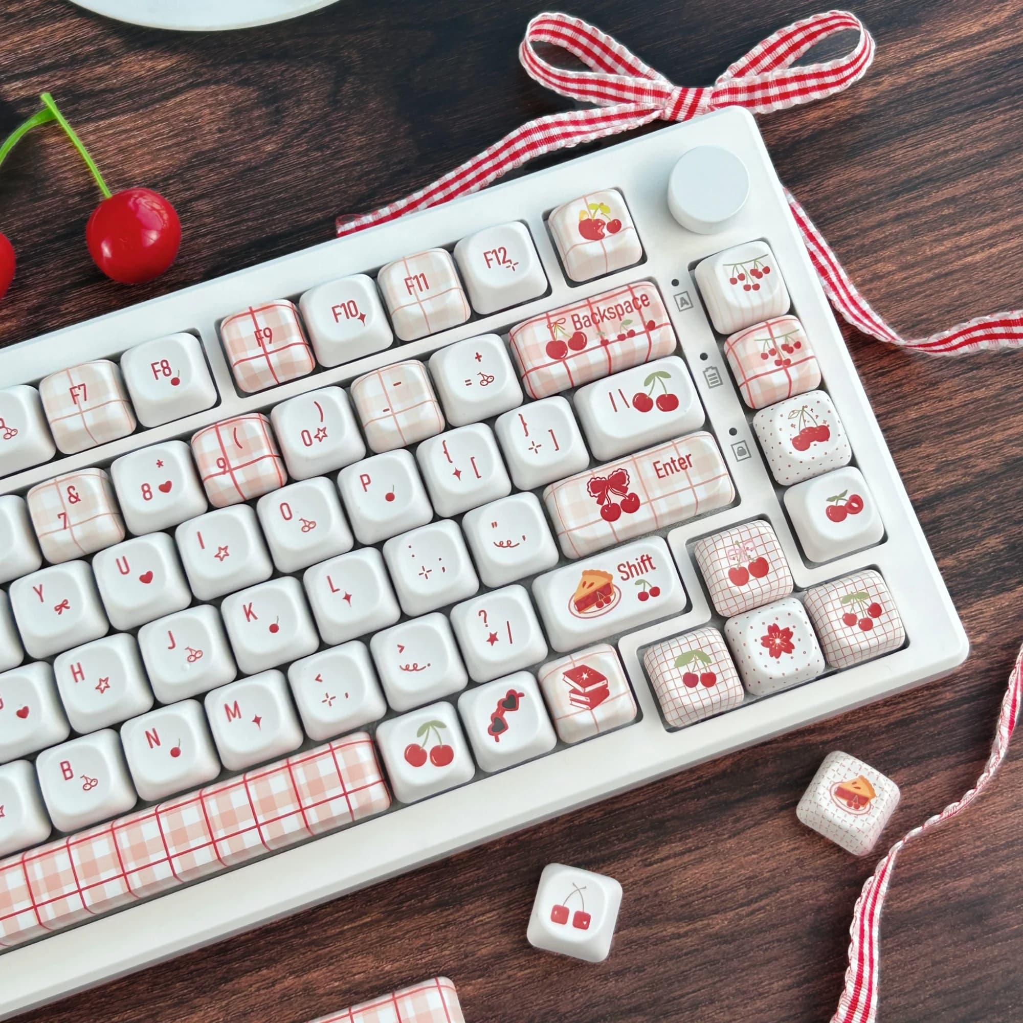 MAIMOOO Tastiera Meccanica con Keycap a Quadretti Piccoli a Forma di Ciliegia, Profilo MOA Coreano/Russo/Thailandese, in PBT Personalizzato Rosso e Bianco, Carini Keycap per Tastiera Meccanica