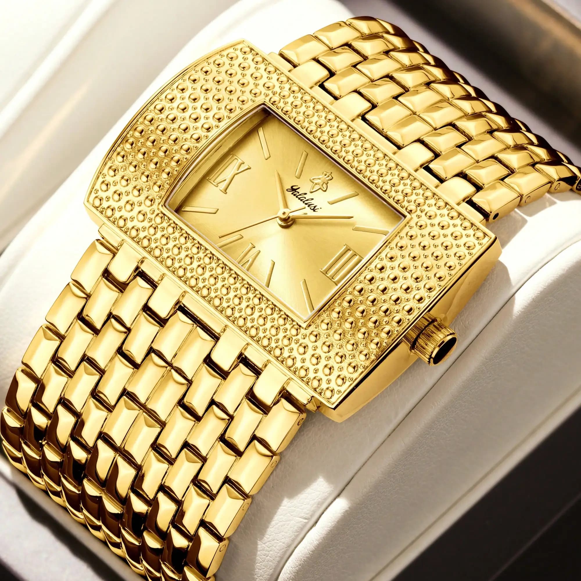 Orologio analogico al quarzo rettangolare color oro con lunetta testurizzata e bracciale a maglie intrecciate
