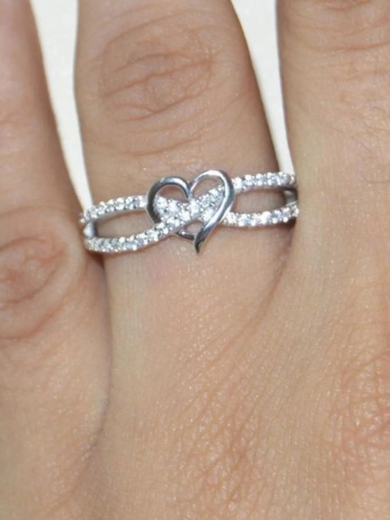 1 elegante anello decorato con strass a forma di cuore, adatto per l'uso quotidiano da donna, per feste, eventi celebrativi, regali