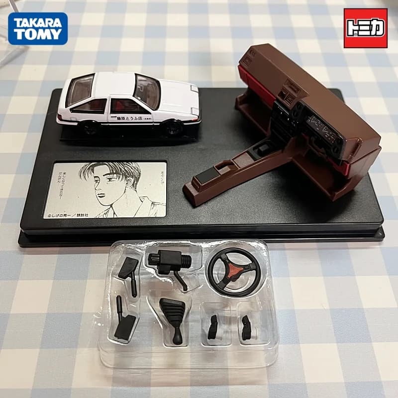 Takara Tomy Tomica Initial D Takumi Fujiwara AE86 Modellino Auto con Scatola Espositiva, Simulazione Classica, Decorazione da Collezione, Regalo Giocattolo