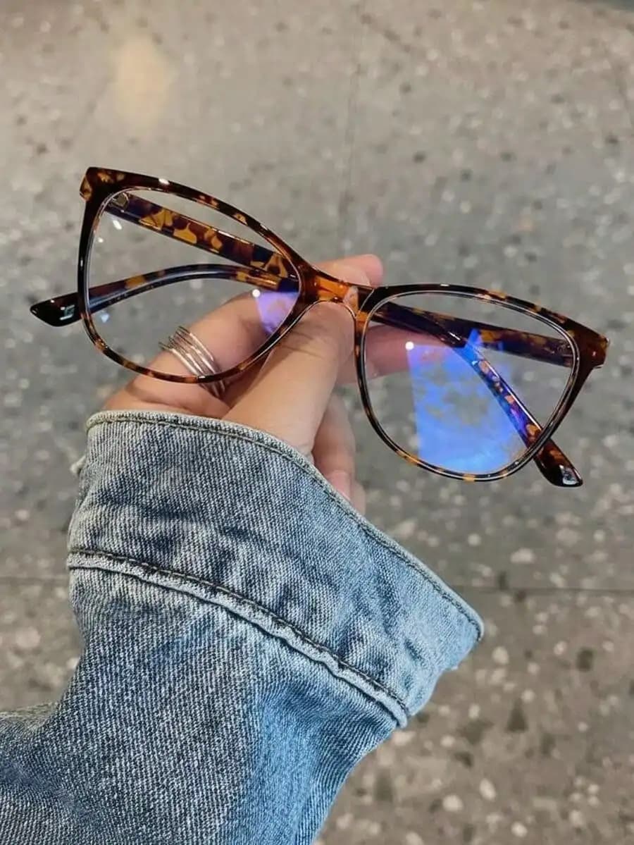 Un paio di occhiali da donna con montatura a occhio di gatto effetto tartaruga, anti-luce blu, realizzati in materiale PC, leggeri, stile Y2K, accessori per cellulari, occhiali anti-luce blu da donna, occhiali finti, occhiali trasparenti, occhiali da donna, comfort facile da indossare, ideali per la stagione, edizione Halloween, adatti per l'uso quotidiano in ufficio.