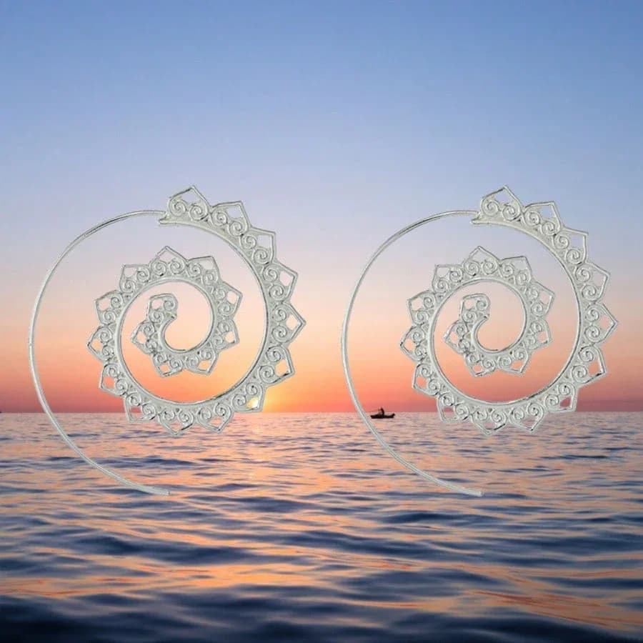 Orecchini a cerchio da donna con mandala a spirale intricata color argento, gioielli leggeri dal design cavo per l'uso quotidiano